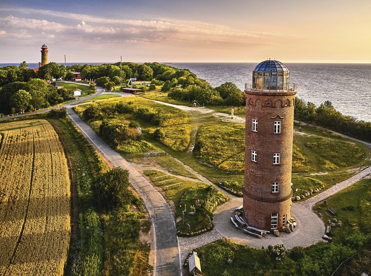 Leuchtturm Kap Arkona auf Rügen bei Sonnenuntergang.