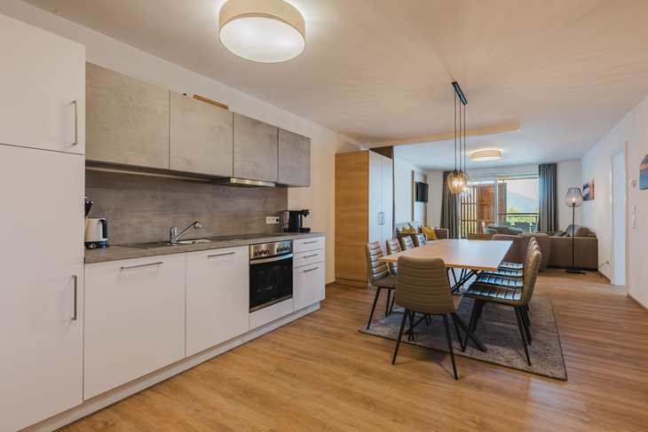 Modern eingerichtete Ferienwohnung mit Küche und Essbereich.
