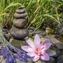 Stein-Stapel, pinke Blume, Lavendel, Natur, QiGong-Harmonie