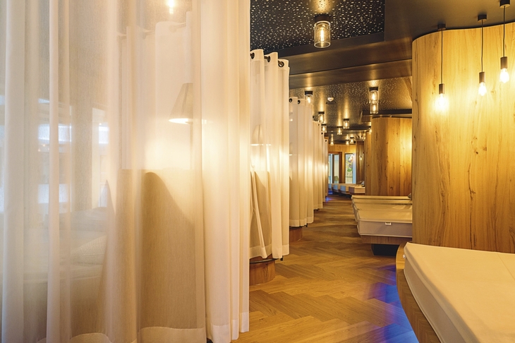 Eleganter Spa-Bereich mit Vorhängen und Holzdekor im Schlosshotel Kitzbühel.