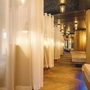 Eleganter Spa-Bereich mit Vorhängen und Holzdekor im Schlosshotel Kitzbühel.