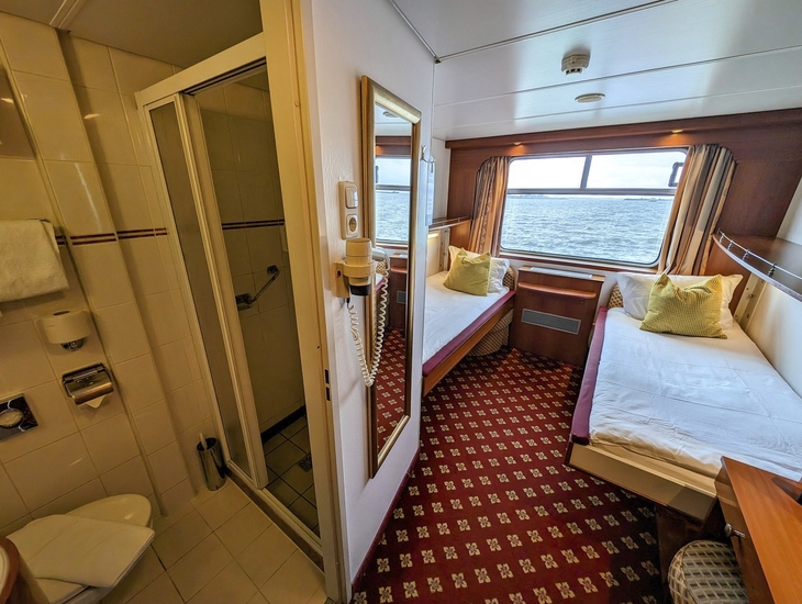 2-Bett-Kabine auf einem Flusskreuzfahrtschiff mit Fensterblick und eigenem Bad