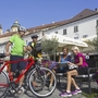 Radfahrer machen Pause vor dem Stift Melk am Donau-Radweg.