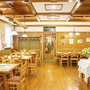 Restaurantbereich mit Holzmöbeln und blumengeschmückten Tischen im Landhotel Post Ebensee.