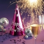 Partyhüte, Wunderkerzen und Sekt für Silvesterfeier.