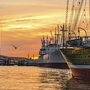 Hafen von Hamburg im Sonnenuntergang mit Schiffen und Elbphilharmonie.