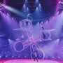 Artisten auf einem Todesrad unter pinkem Scheinwerferlicht im Weihnachtscircus.