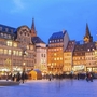 Straßburger Weihnachtsmarkt mit beleuchtetem Weihnachtsbaum und historischen Gebäuden.