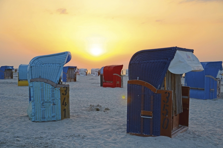 Strandkörbe am Strand von Harlesiel bei Sonnenuntergang.