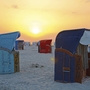Strandkörbe am Strand von Harlesiel bei Sonnenuntergang.