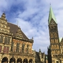 Historische Gebäude am Marktplatz in Bremen mit Kirchenfassaden bei klarem Himmel.