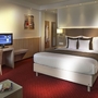 Doppelzimmer im Best Western Hotel zur Post Bremen mit großer Bett und Schreibtisch.
