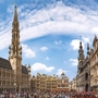 Grand Place in Brüssel mit historischen Gebäuden und blauem Himmel.