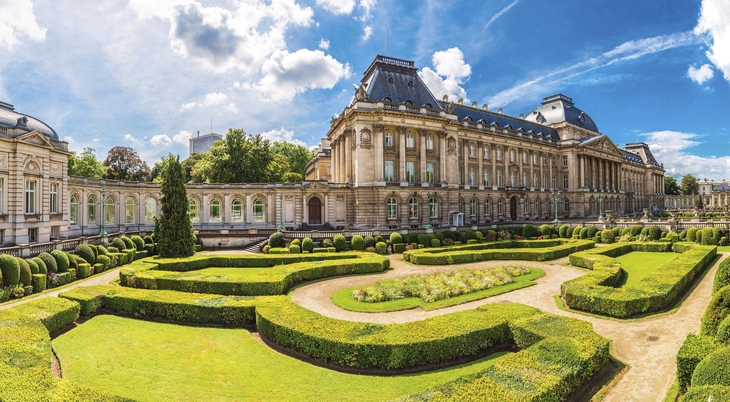 Der Königspalast in Brüssel mit Gartenanlage an einem sonnigen Tag.