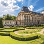 Der Königspalast in Brüssel mit Gartenanlage an einem sonnigen Tag.