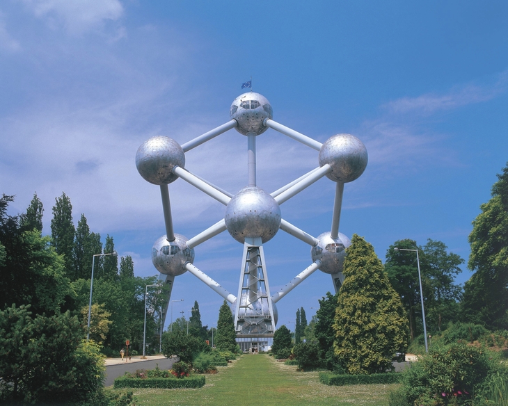 Das Atomium in Brüssel bei klarem Himmel.