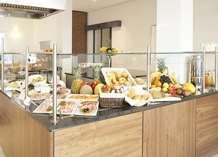 Frühstücksbuffet mit Obst, Brötchen und Aufschnitt im Best Western Hotel Nürnberg City West.