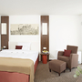 Zimmer im Best Western Hotel Nürnberg City West mit Doppelbett und Sitzbereich.