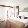 Doppelzimmer mit Doppelbett, hellem Dekor und großen Fenstern im Best Western Hotel Nürnberg.