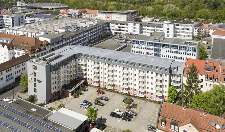 Luftaufnahme des Best Western Hotels in Nürnberg mit umliegenden Gebäuden und Parkplatz.
