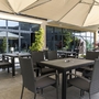 Sonnige Terrasse des Best Western Parkhotel Hagenberg mit Sitzgelegenheiten.