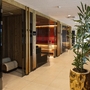 Hotel-Spa-Bereich mit Sauna und Pflanze.