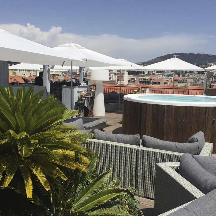Dachterrasse des Hotel Monsigny in Nizza mit Pool und Sonnenschirmen