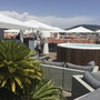 Dachterrasse des Hotel Monsigny in Nizza mit Pool und Sonnenschirmen