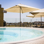 Dachterrasse des Hotel Monsigny in Nizza mit Pool und Sonnenschirmen