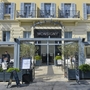 Fassade des Hotel Monsigny in Nizza mit terrassenartigem Eingangsbereich.
