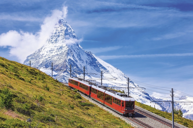 Zug am Gornergrat mit Blick auf das Matterhorn, Schweiz.