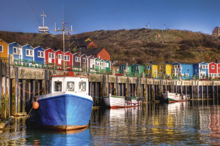 Hummerbuden in Helgoland mit bunten Fassaden am Hafen.