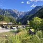 Bergpanorama mit Fluss und Brücke in den Alpen bei Bled.