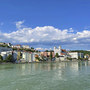 Blick auf die Stadt Passau am Fluss bei klarem Himmel.