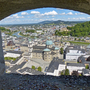 Blick auf Salzburg mit Salzach und Landschaft im Hintergrund