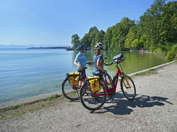 Radfahrer am Starnberger See mit Blick auf die Alpen.