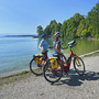 Radfahrer am Starnberger See mit Blick auf die Alpen.