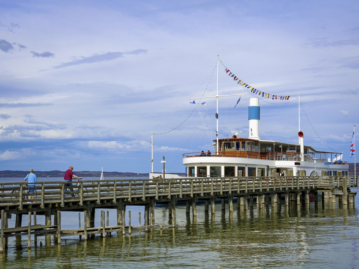 Dampfschiff am Steg auf dem Starnberger See vor Alpenkulisse
