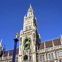 Münchner Rathaus mit blauem Himmel im Hintergrund