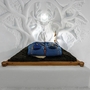 Eisige Iglu-Schlafkammer mit Dekoration und Schlafsäcken auf einem Bett.