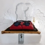 Bett in einem romantisch dekorierten Iglu mit Schnitzerei an der Wand.