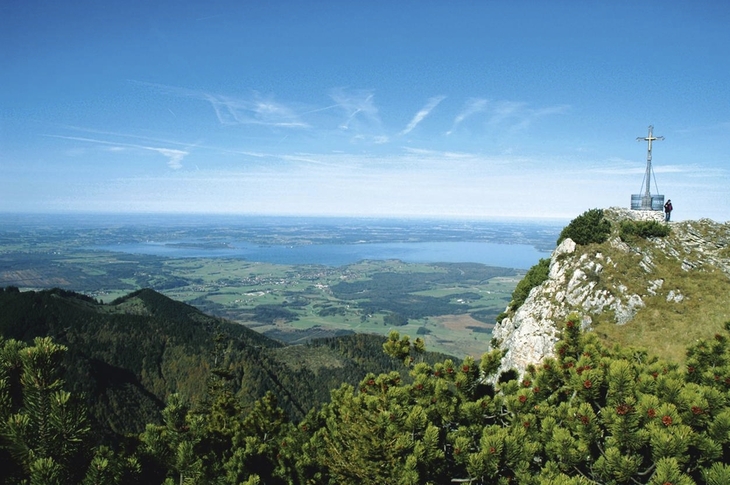 Blick vom Hochfelln über den Chiemsee, Wanderkreuz rechts im Bild.
