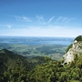 Blick vom Hochfelln über den Chiemsee, Wanderkreuz rechts im Bild.