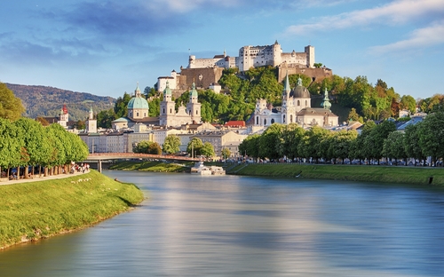 Blick auf die Festung Hohensalzburg in Salzburg, im Vordergrund die Salzach.