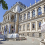 Gebäude der Universität Wien bei sonnigem Wetter.