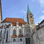 Dom in Augsburg mit gotischer Architektur bei klarem Himmel