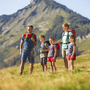 Familie beim Wandern auf einer Alm mit Bergblick im Salzkammergut