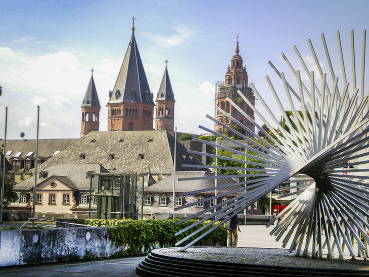 Skulptur mit Blick auf Mainzer Dom im Hintergrund bei sonnigem Wetter.