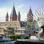 Skulptur mit Blick auf Mainzer Dom im Hintergrund bei sonnigem Wetter.