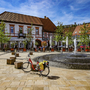 Fahrrad vor einem Brunnen auf einem Marktplatz in Bad Bergzabern bei sonnigem Wetter.